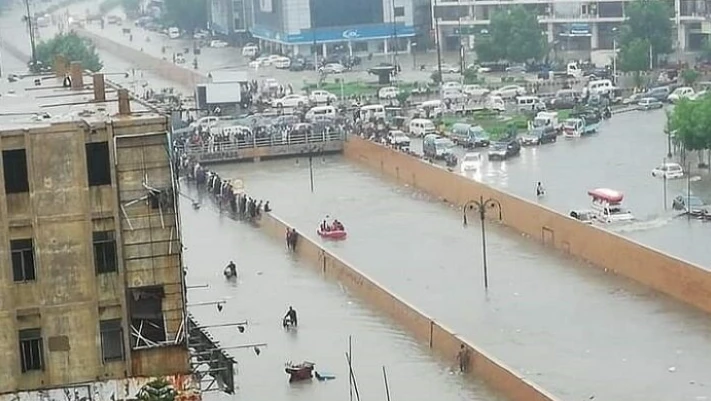 Swollen Malir River shuts down Korangi Causeway