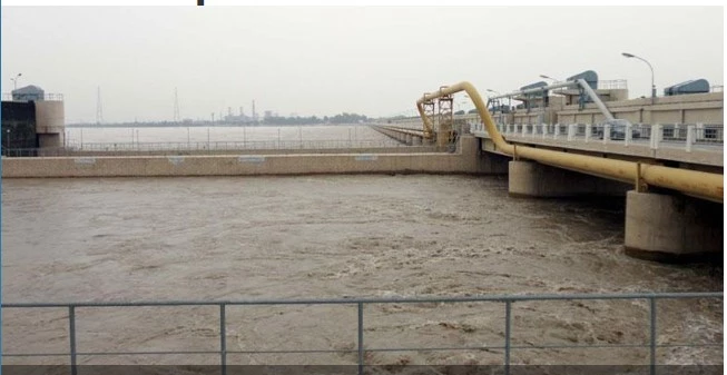 Indus River in medium flood; riverine areas inundated