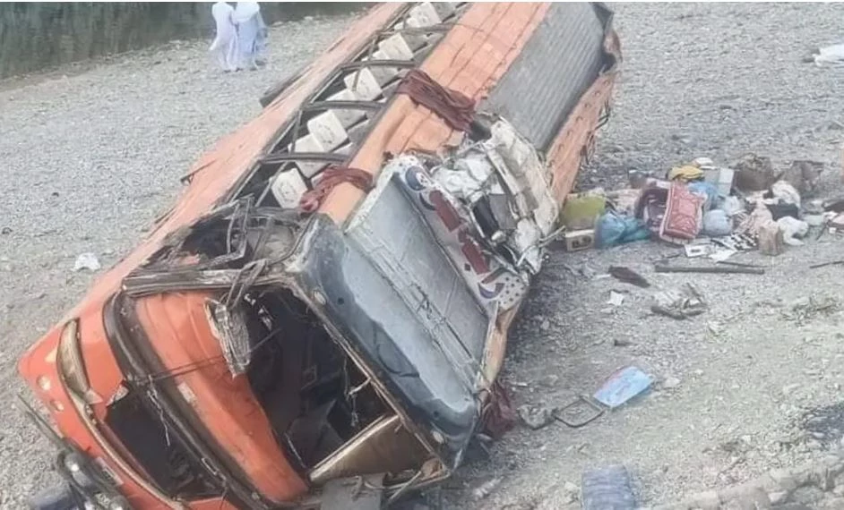 Five devotees killed as bus overturns in Kot Mithan