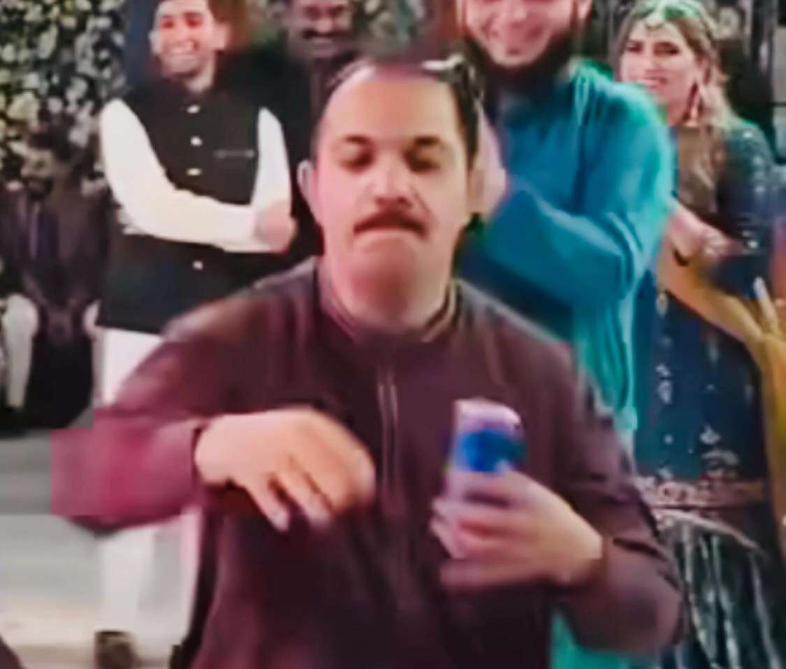 Pakistani uncle steals BILLO's thumkas, goes BERSERK on wedding dance floor