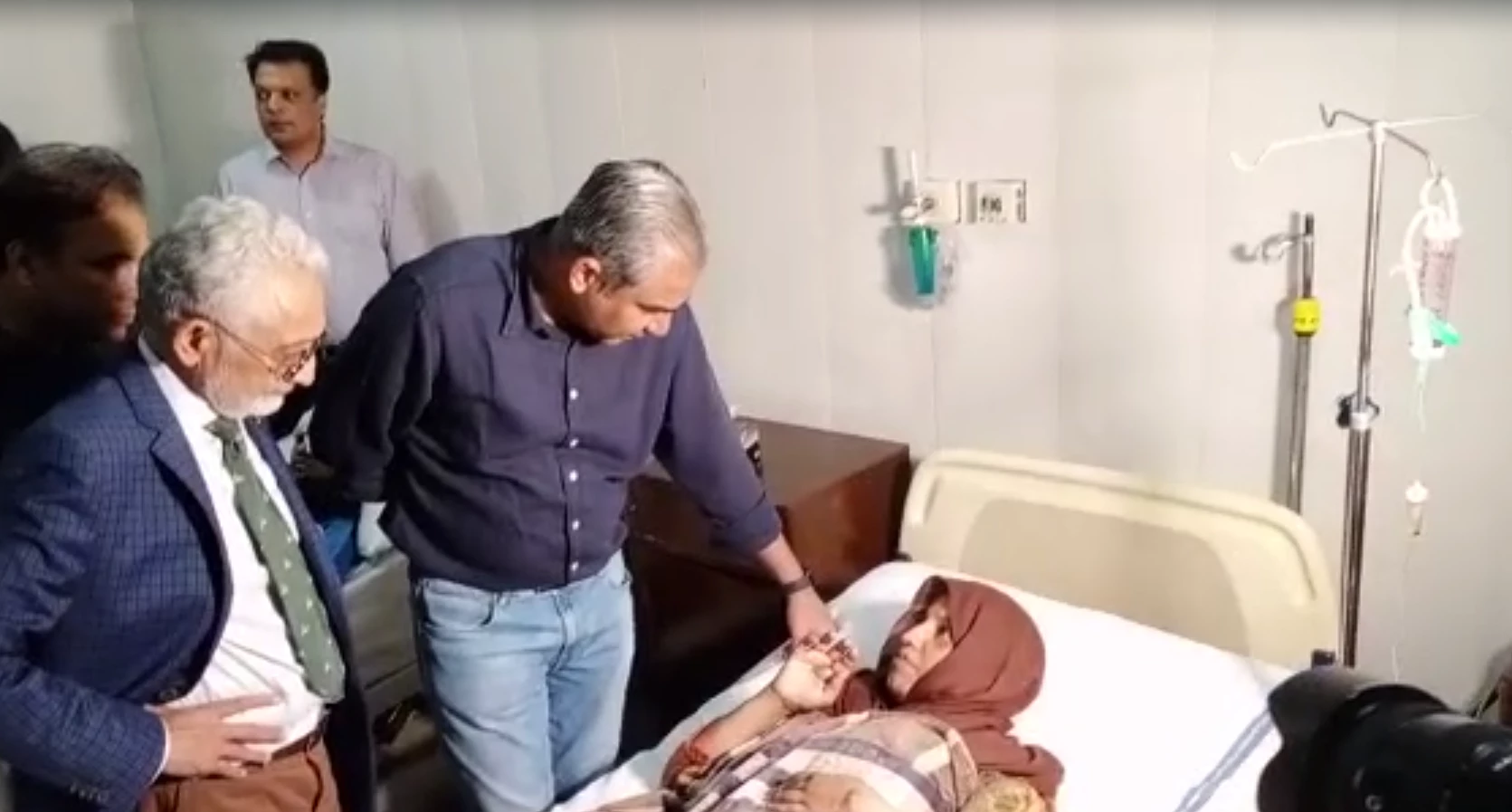 Punjab CM visits Vehari violence victims at Mayo Hospital