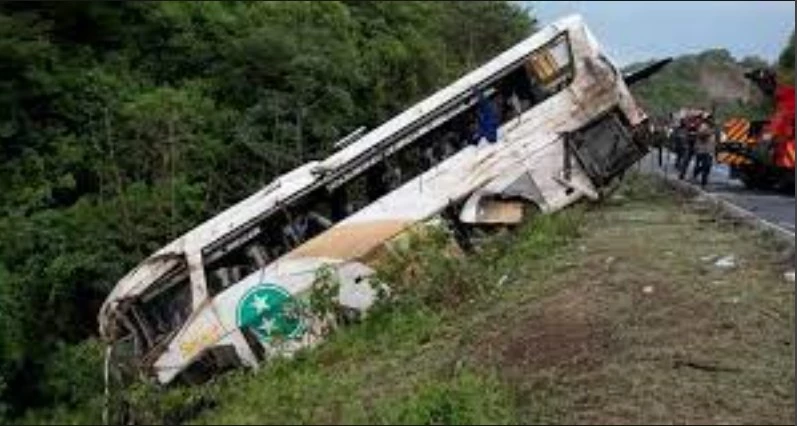 18 dead as Mexican bus carrying foreign migrants crashes