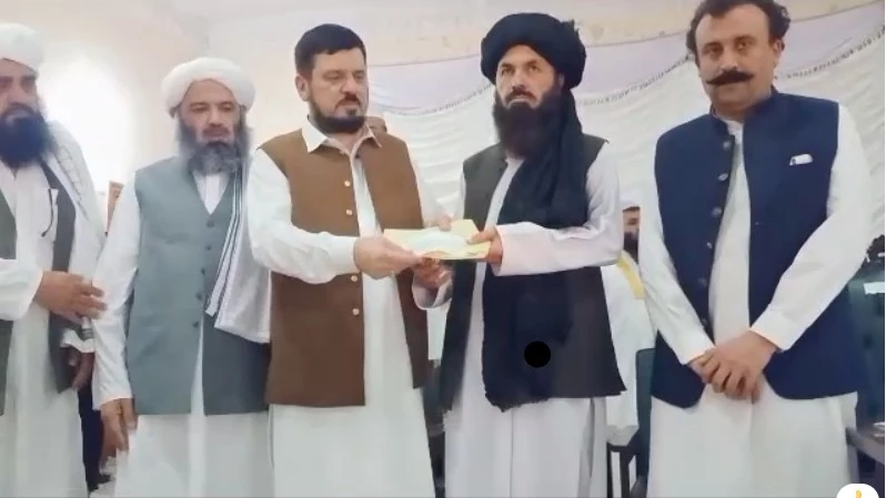 KP governor hands over cheques of martyrs, injured persons of Bajaur Blast to JUI