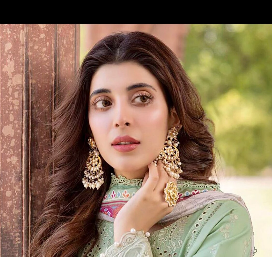 Urwa reminisces about childhood bliss; Why is the actress SO SAD?