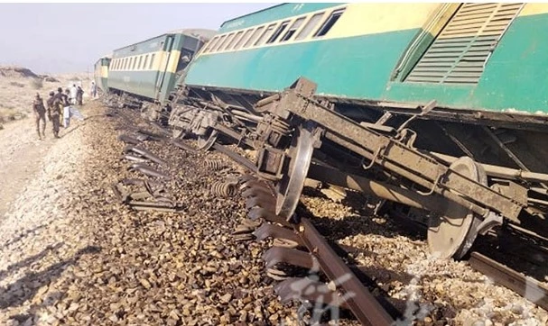 Allama Iqbal Express derails in Sukkur