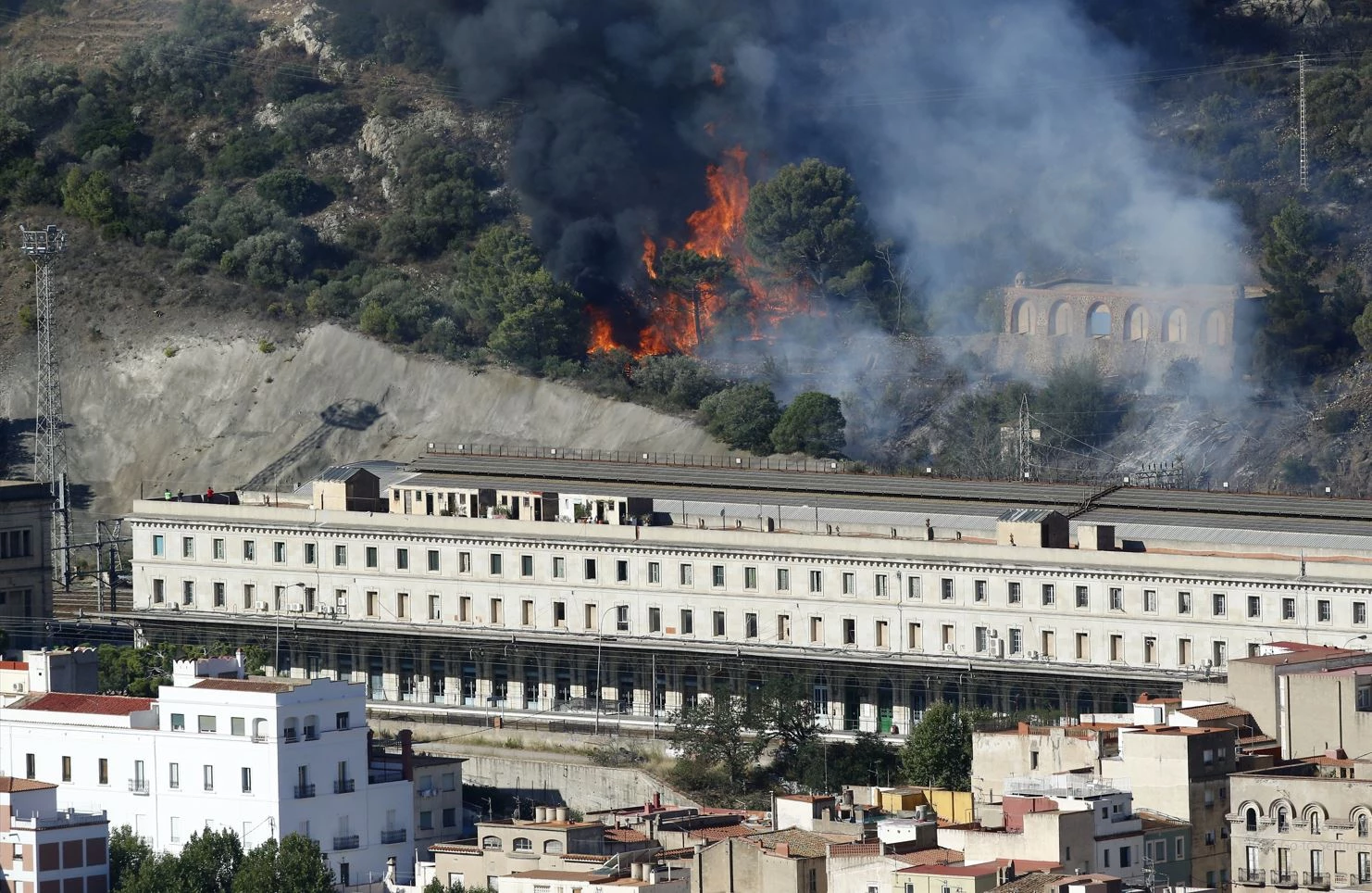 Firefighters contain wildfire near Spanish-French border