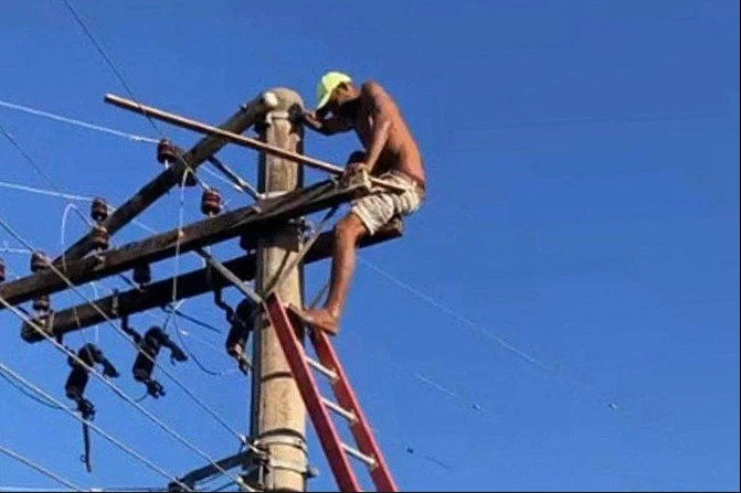 Brazil fugitive spends 24 hours atop electric pole