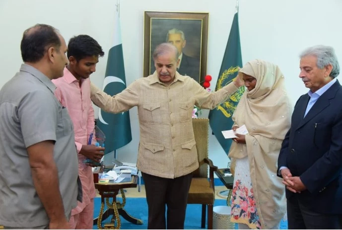 PM Shehbaz awards Rs1m, Rs30,000 monthly stipend to SSC topper