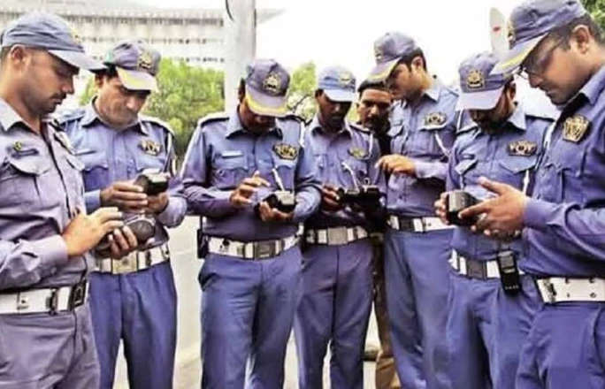 Traffic wardens found involved in fake challans