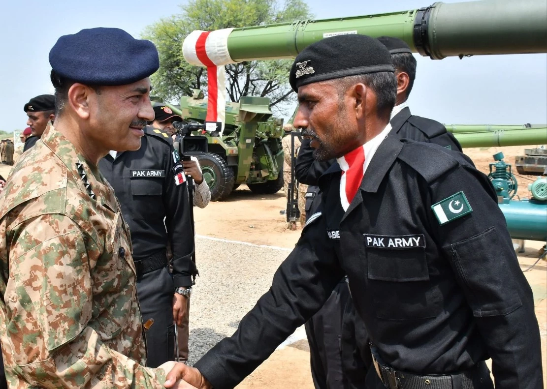 COAS commends offensive spirit of Strike Corps, combat proficiency of artillery gunners