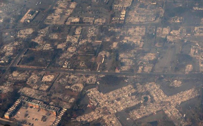 Fast-moving wildfire kills six as it razes Hawaiian town