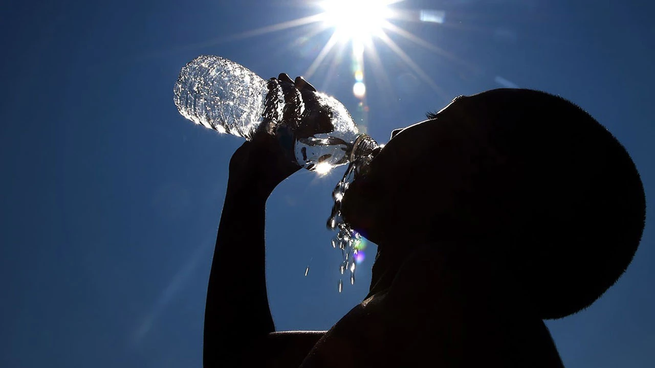 No immediate relief as hot, humid weather persists in Lahore