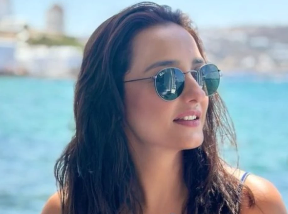 Momal Sheikh shares throwback clicks from Venice's beachside