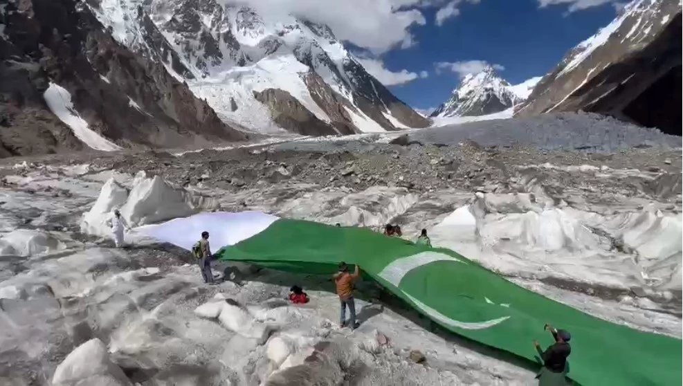 Record-Breaking Achievement: Pak Army hoists world's largest national flag at K2