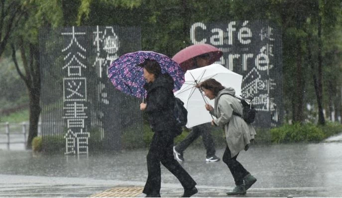 Typhoon Lan bears down on Japan's main island