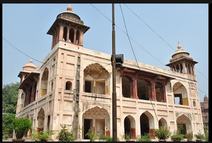 CM Naqvi visits Punjab Public Library