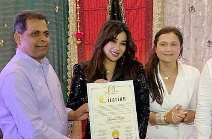 Singer Komal Rizvi honoured