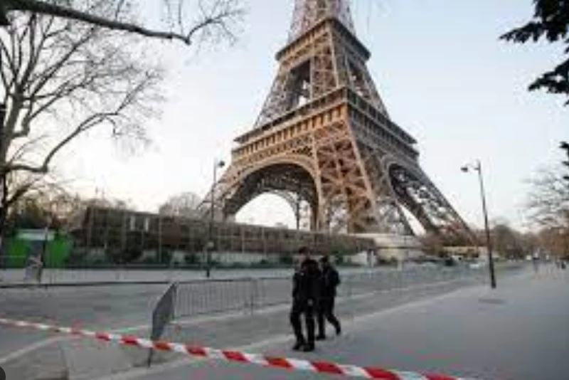 Man arrested after parachuting from Eiffel Tower