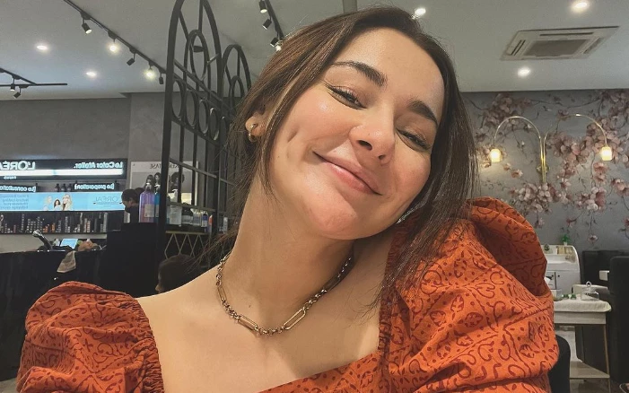 Hania Amir’s kind gesture with fangirl melts hearts