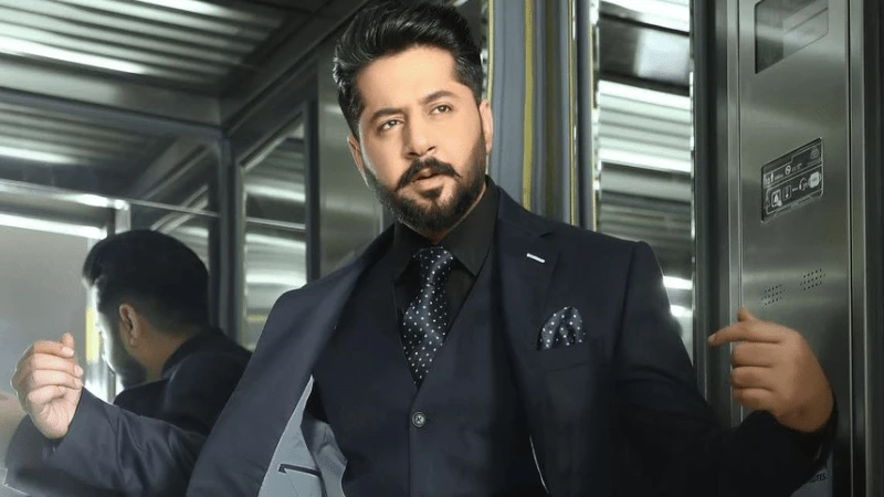 Imran Ashraf gets immense love from fans as 'Mazaaq Raat Host