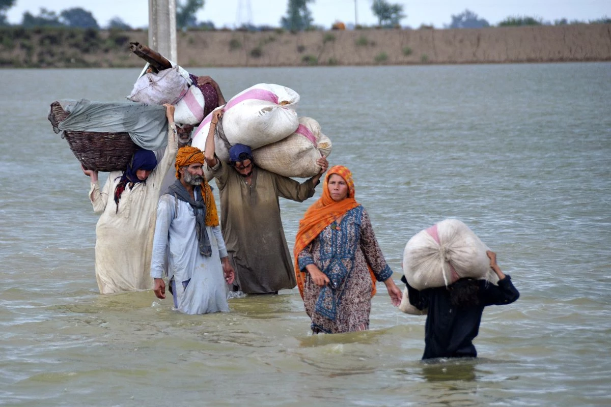 River Sutlej burst its banks at Arifwala; Rangers officials join rescue operation in Kasur