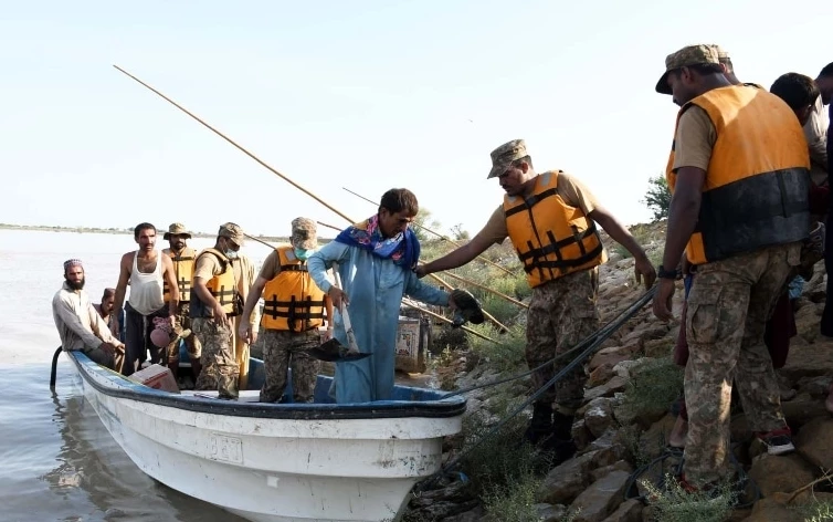 Army troops press ahead with large-scale relief operation for flood-hit Kasur people