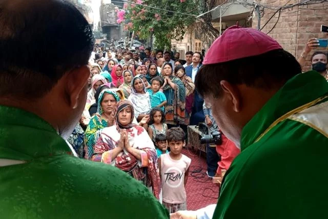 Christians pray among rubble of ransacked church in Pakistan