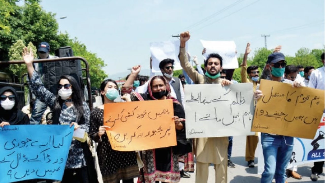 Karachi University students protest against increase in semester fees