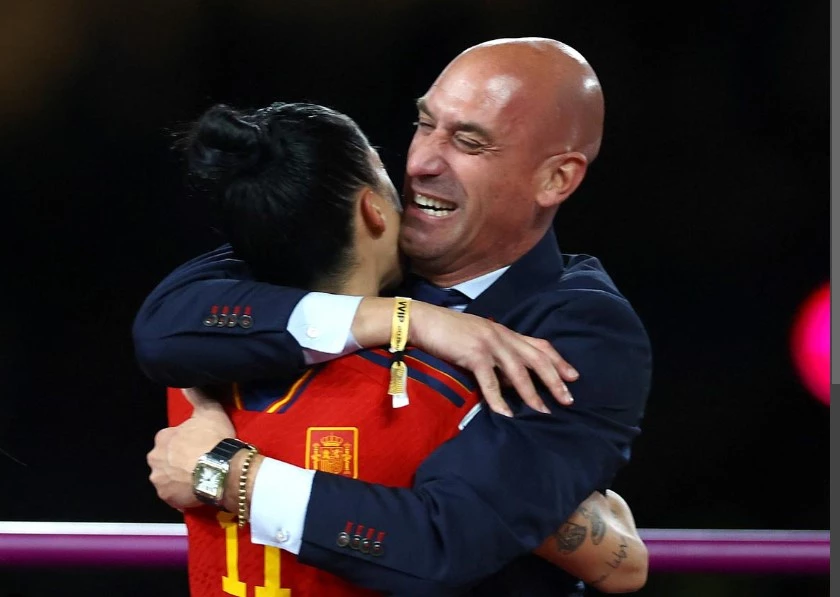 Spanish football boss apologises for kissing World Cup star