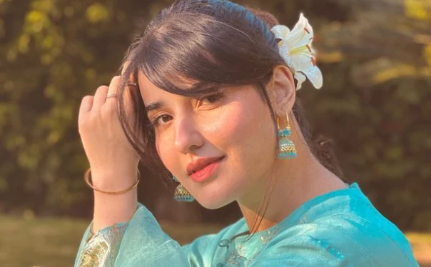 Hareem Farooq’s morning sun-kissed shots stupefied fans!