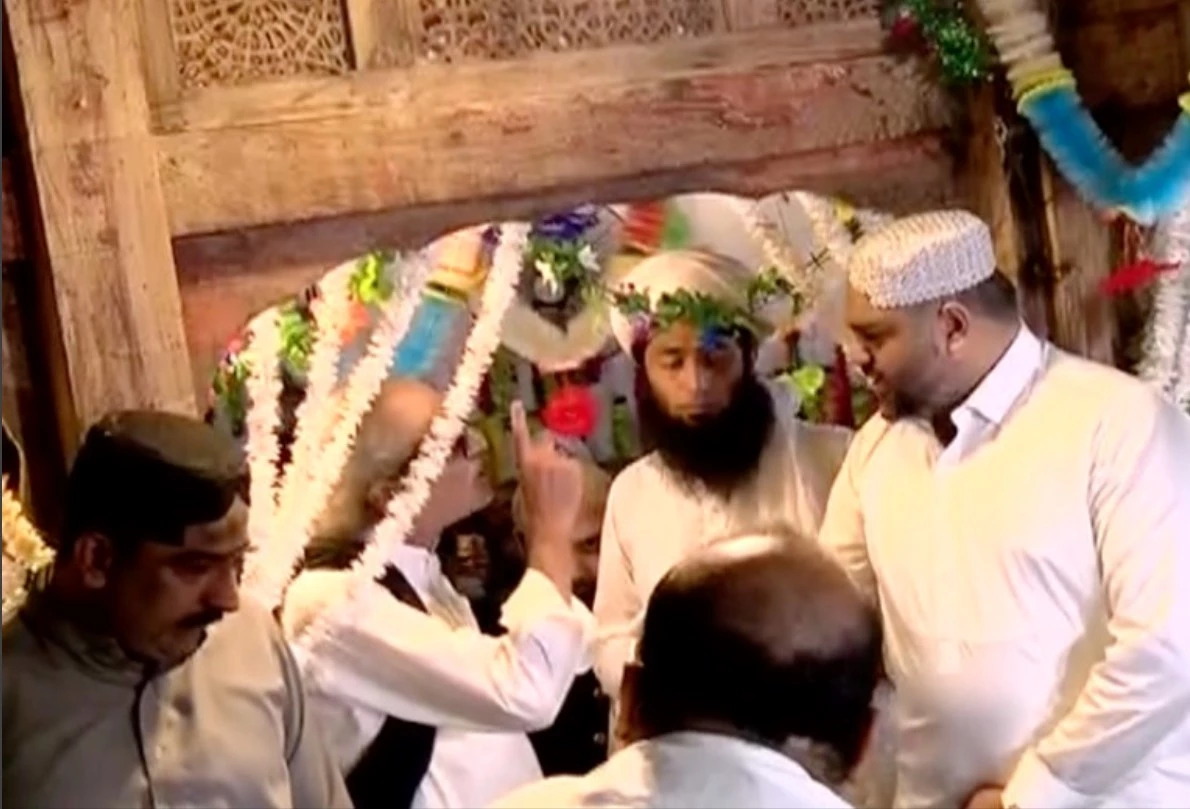 Zain Qureshi stopped from performing ghusl at Bahauddin Zakaria Multani’s shrine