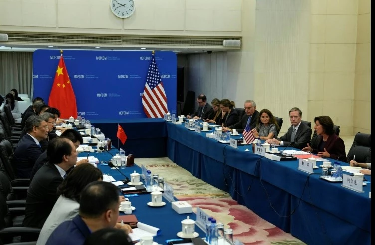 US commerce secretary meets Chinese counterpart in Beijing