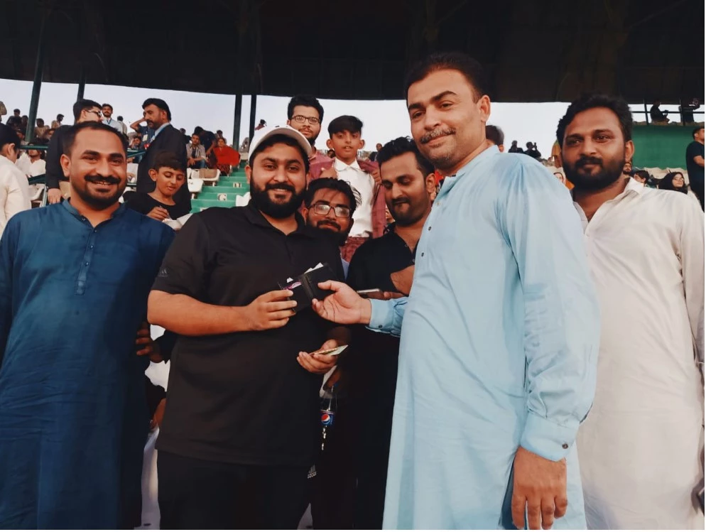 Honest cop returns cash, wallet to cricket spectator in Multan Stadium