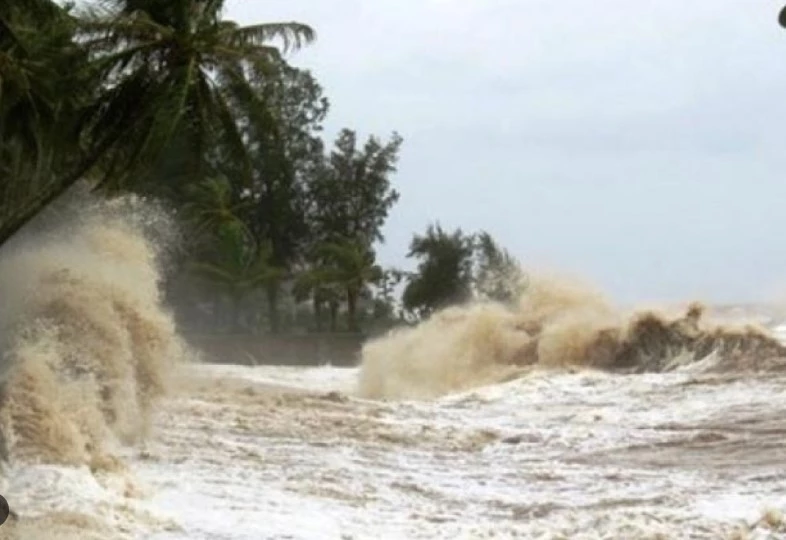 Super Typhoon Saola sweeps towards southern China megacities