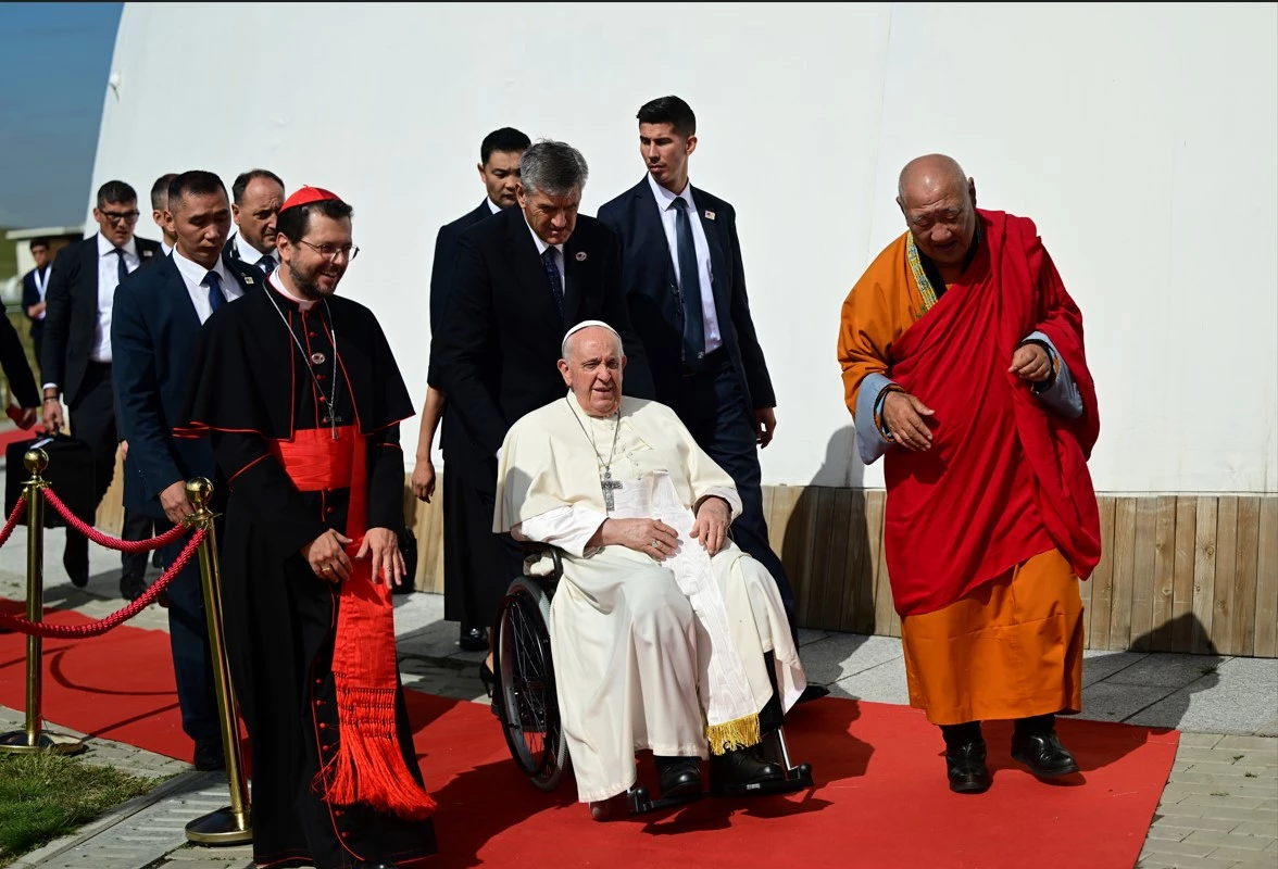 Pope hails power of interfaith dialogue for peace in Mongolia