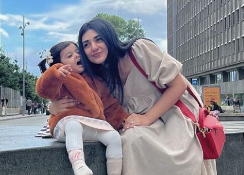 Sarah Khan, daughter Alyana witness Eiffel Tower's light show in Paris