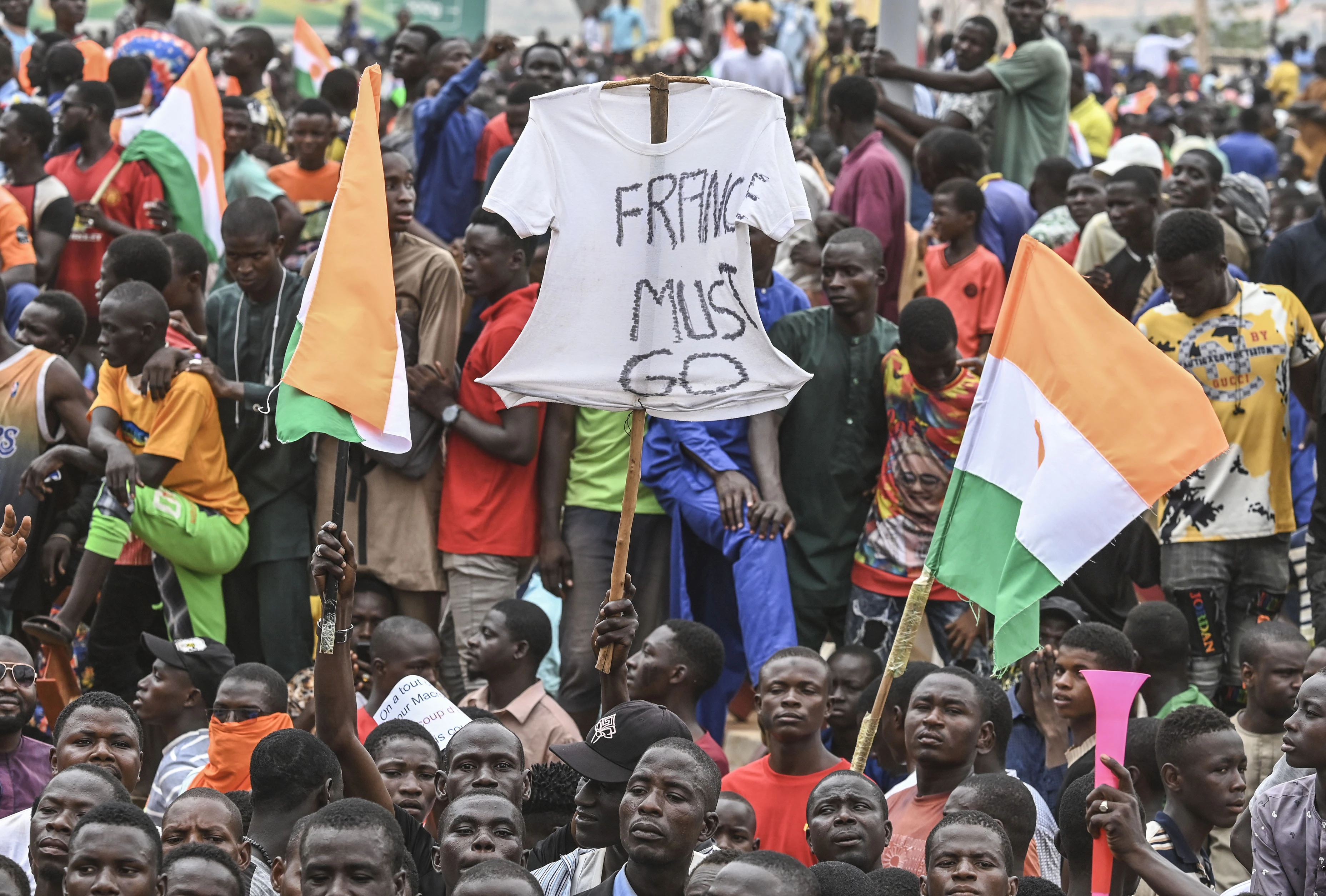 Thousands rally in Niger seeking withdrawal of French troops