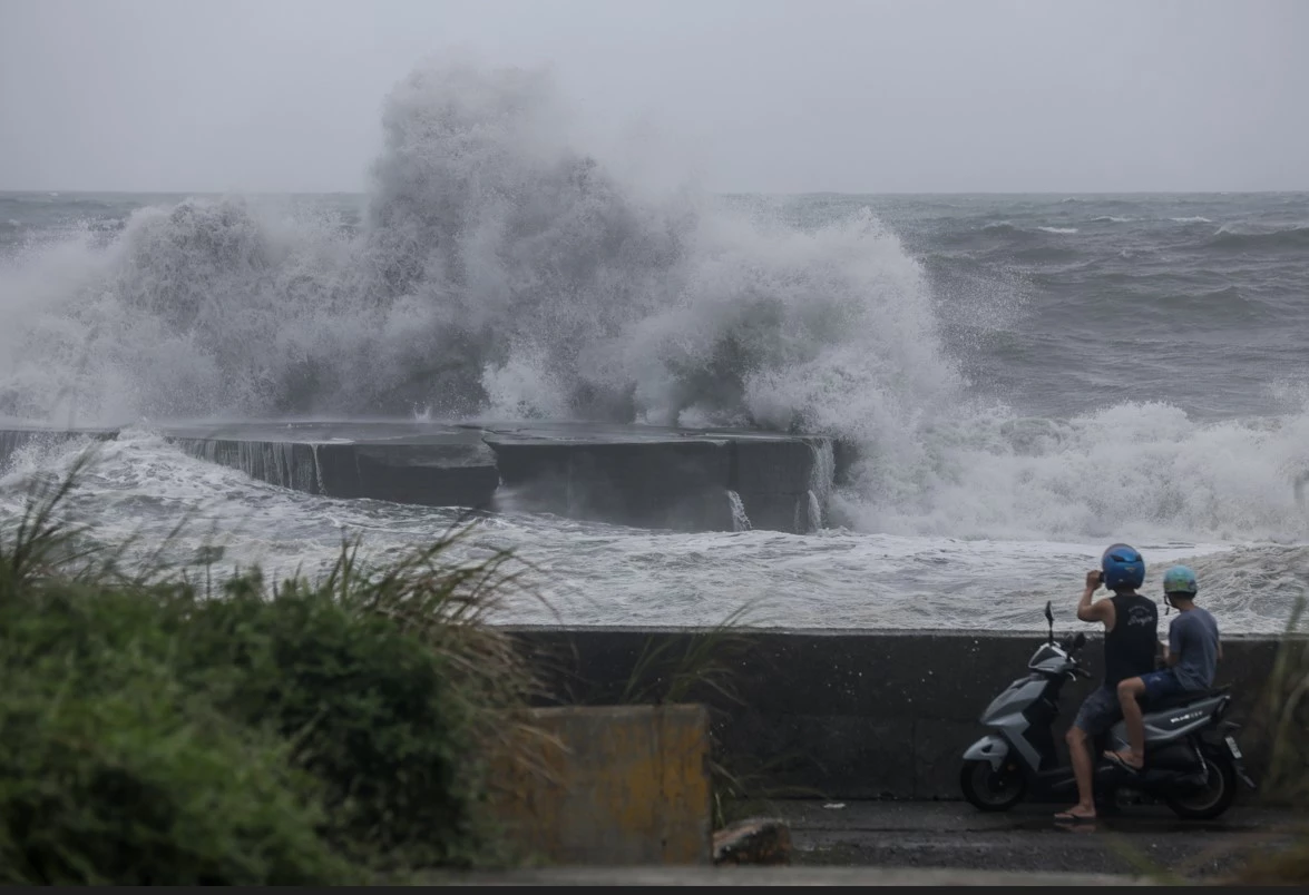 Typhoon Haikui makes landfall in Taiwan