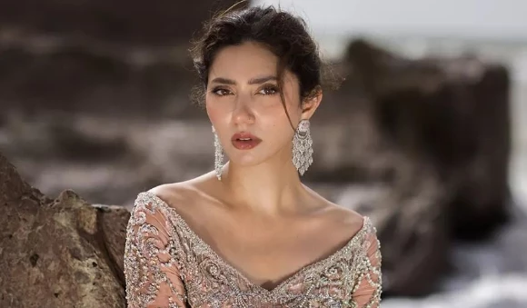 Mahira Khan's dangerous poses from height for shoot leave fans awe-struck