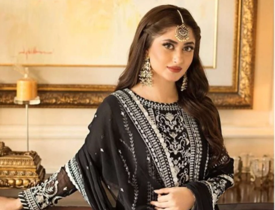 Sajal Aly captivates hearts while flaunts marvellous outfit INSPO