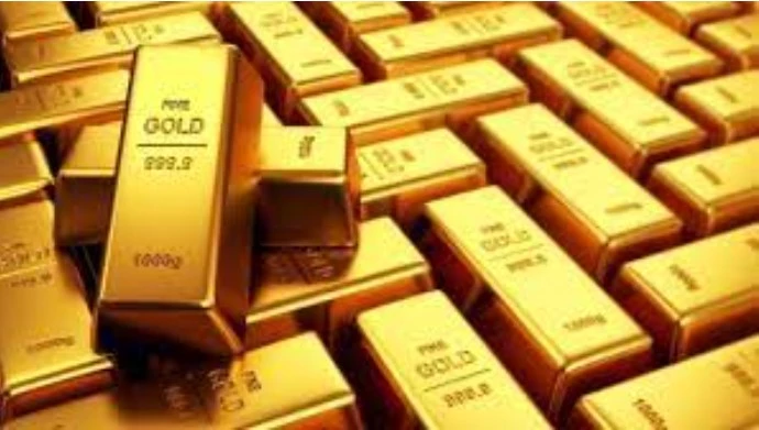 Gold prices dip in local and international markets