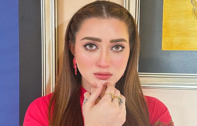 Momina Iqbal shares behaviour of senior actors on set