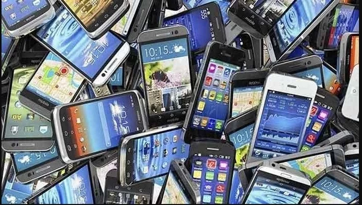 Robbers loot 65 mobile phones from bus passengers in Karachi