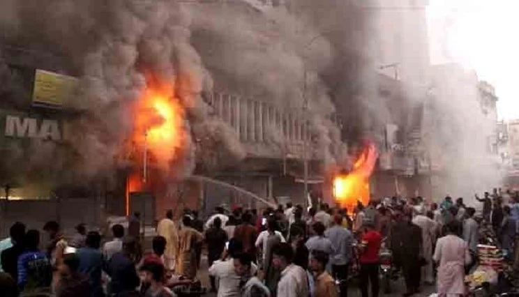 Fire breaks out at Karachi’s Meena Bazaar