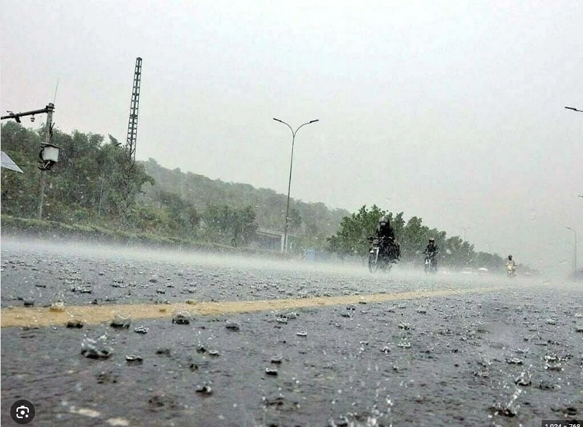 Heavy rain paralyzes routine life in Lahore