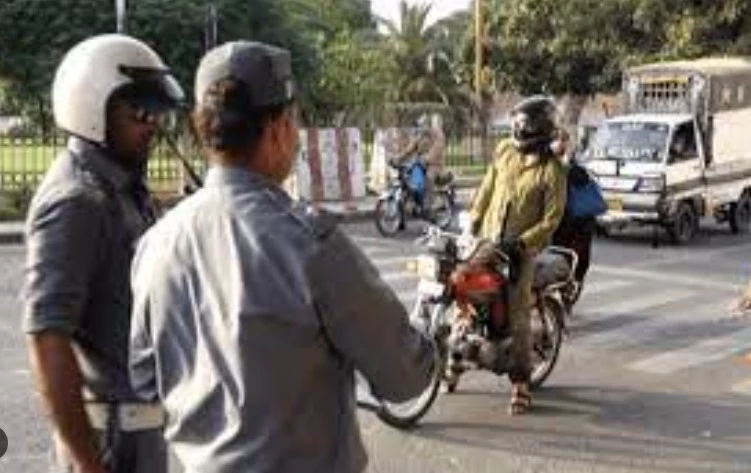 Biker bleeds after traffic warden’s torture in Lahore