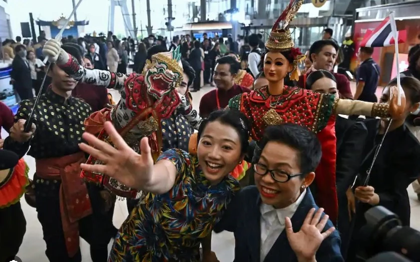 Chinese tourists get VIP welcome in Thailand as visa-free travel begins