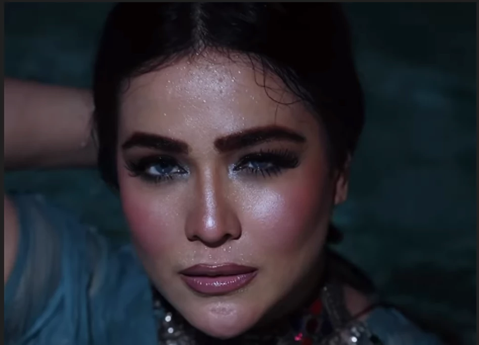 Humaima Malick's pool session causes uproar on internet