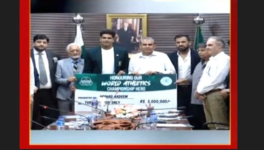 CM Naqvi hands cheque to athlete Arshad Nadeem