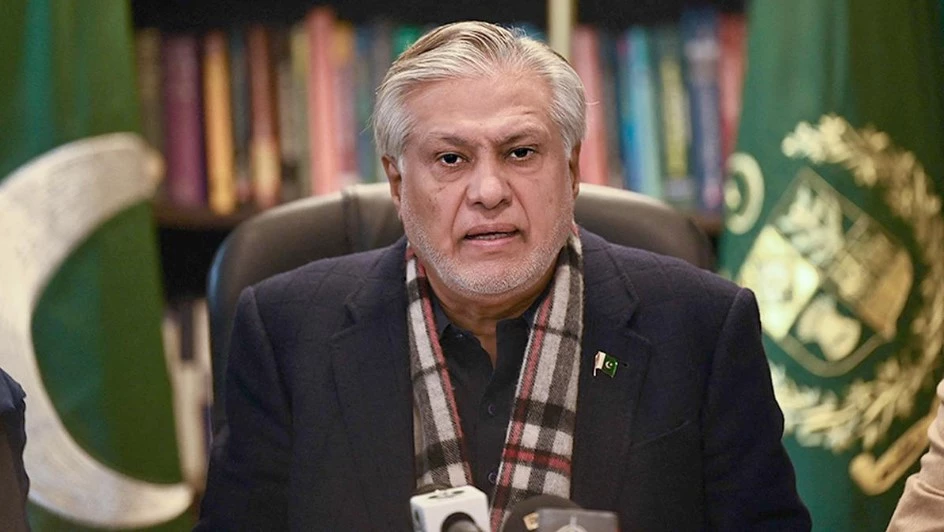 Ishaq Dar announces to return Pakistan on Wednesday